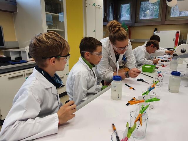 Die Schüler suchten nach Spuren, um den fiktiven Täter ausfindig zu machen. | Foto: TNMS Helfenberg