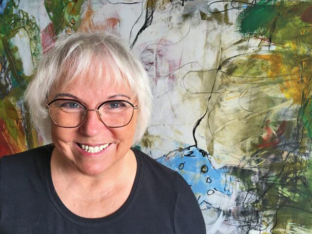 "Frei sein und gegenstandslos malen": Andrea R. Tomitsch vor einem ihrer neuesten Bilder, die sie erstmals im Zuge der Ausstellung ab 25. November in der Simon Mühle in Trofaiach zeigen wird.  | Foto: ART