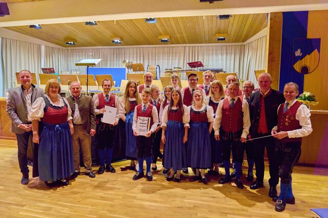 Neuaufnahmen und geehrten Mitglieder, Bürgermeister Günther Novak, Vizebürgermeister Erwin Truskaller, Ehrenlandeskapellmeister Christoph Vierbauch, Kapellmeister der Trachtenkapelle Mallnitz Striednig Sepp und Obfrau Bianka Kumer zu Ihrer Verwendung. | Foto: Trachtenkapelle Mallnitz