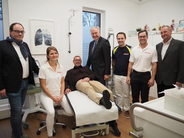 Dr. Peter Fuhrich, LL.M., Bezirksärztevertreter des Bezirks Mödling, Dr. Julia Saleta, Robert Leitner, Vorsitzender des Landesstellenausschusses der Österreichischen Gesundheitskasse in Niederösterreich, Martin Eichtinger, Landesrat NÖGUS-Vorsitzender, Dr. Peter Klar, Dr. Christian Pickem und Wolfgang Schredl, Bürgermeister Breitenfurt bei Wien. | Foto: NÖGUS