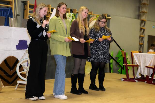 4 angehende Maturantinnen moderieren die Veranstaltung