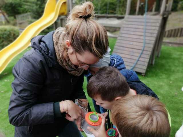 Biologin Sabrina Wagner bestimmt zusammen mit den Kindern Bodentiere. | Foto: Maria Wallner-Zirkl