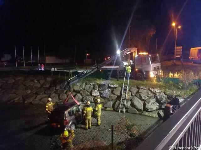 Gemeinsam mit einem Abschleppdienst barg die Freiwillige Feuerwehr Uttendorf das Unfallfahrzeug. | Foto: FF Uttendorf