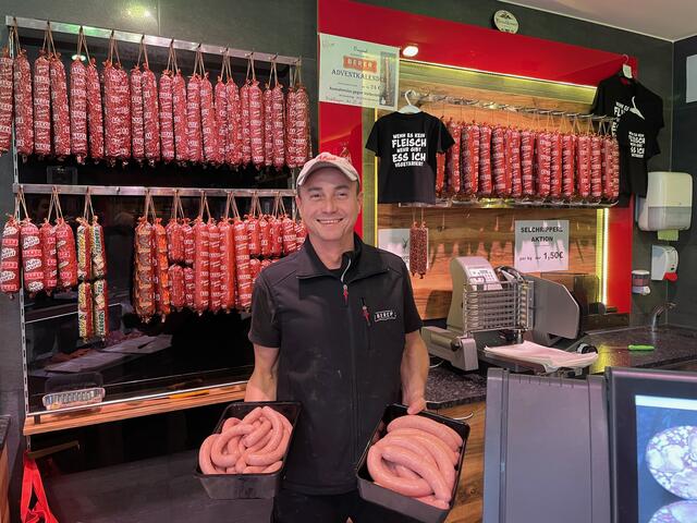 Am 27. November ist Bratwürstelsonntag: Fleischermeister Georg Berer aus Pyburg bietet verschiedenste Arten von Bratwürstel an. | Foto: BRS