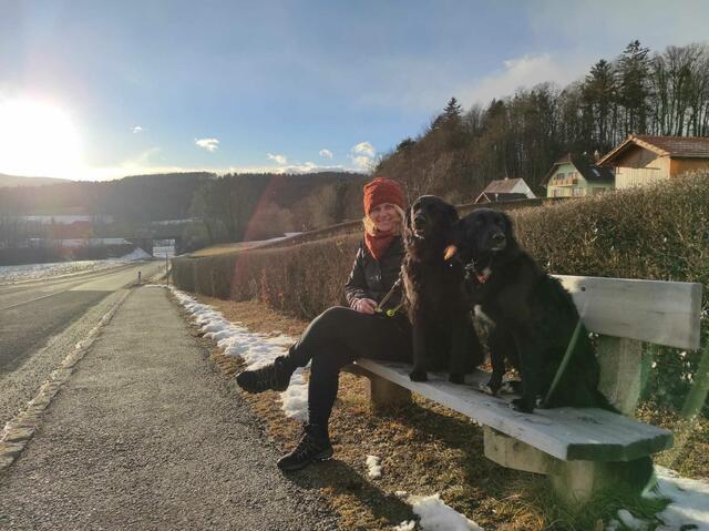 Margit Riemer, vom Verein „dogs lives matter" mit ihren Hunden. | Foto: Margit Riemer