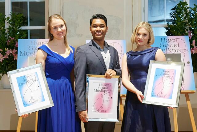 Das Gewinnertrio des 1. Hans Staud Musikpreises: Indré Pelakauskaite (3. Platz und Publikumspreis), Michael Arivony (2. Platz), Rebecka Wallroth (1. Platz). | Foto: Sabine Klimpt