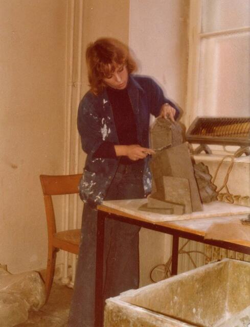 Andrea Tomitsch in der Abschlussklasse Bildhauerei an der HTL-Kunst in Graz 1977 | Foto: ART