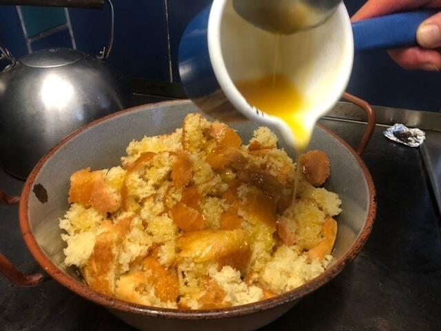 Der zerrissene „Germnudl“ wird zum Schluss mit einer Honig-Butter-Mischung übergoßen. | Foto: Katharina Stiegler