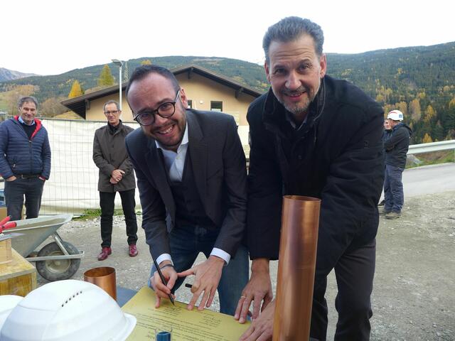 Bgm. Patrick Geir und TIGEWOSI-Prokurist Edgar Gmeiner beim Unterschreiben der Urkunde | Foto: Tigewosi