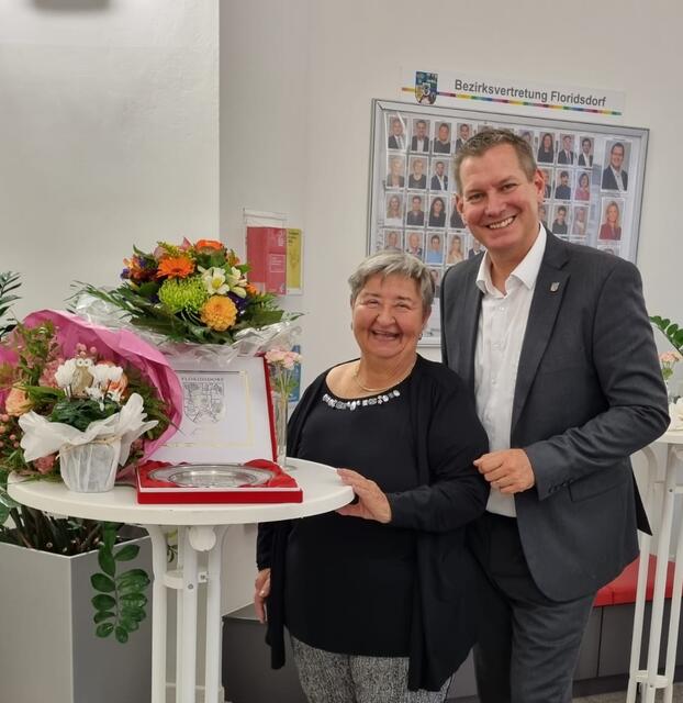 Christine Fischers Ehrung vom Bezirksvorsteher für 61 Jahre ehrenamtliche Tätigkeit