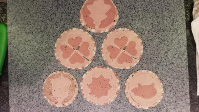 Ab Mitte Dezember gibt es die weihnachtlichen Motivrouladen zu kaufen. | Foto: Berer