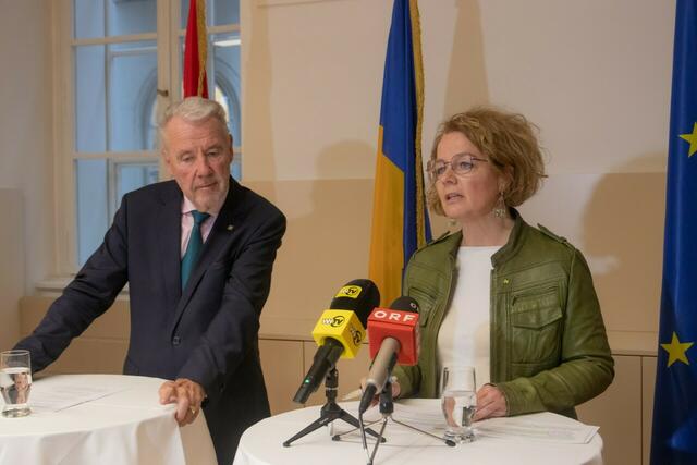 Klubobmann Klaus Schneeberger und Landesrätin Christiane Teschl-Hofmeister zum Thema „Landtag beschließt ‚blau-gelbe Betreuungsoffensive‘“ | Foto:  VPNÖ