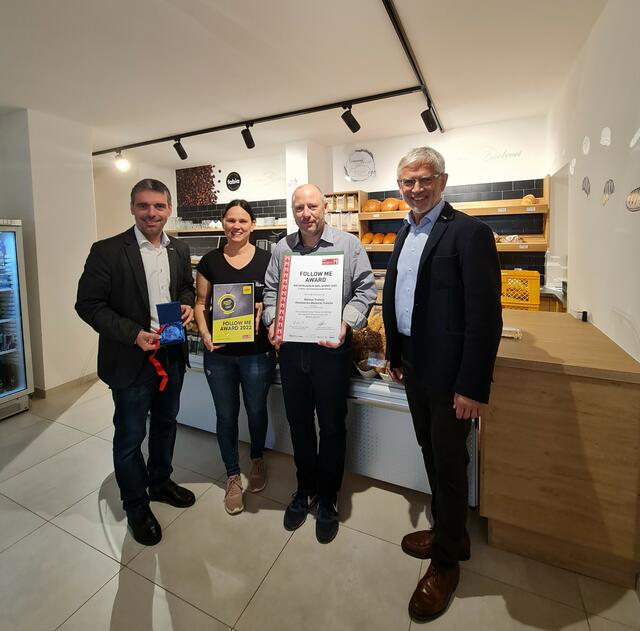 Eine "ausgezeichnete" Bäckerei: Christian Hollinger, Regionalstellen-Leiter (li.), und Egon Hierzegger, Regionalstellen-Obmann(re.), überreichen die Urkunde an Birgit und Markus Trafella.
 | Foto: Wirtschaftskammer Steiermark, Regionalstelle Ennstal/Salzkammergut