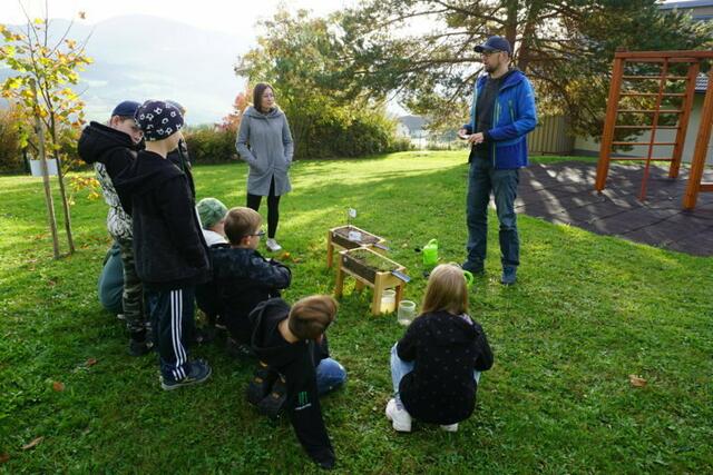 Reinhold Schöngruber erklärt den Kindern der Naturpark-Volksschule Sonnhofen die Wasser-Versickerung im Boden. | Foto: KLAR! Naturpark Pöllauer Tal