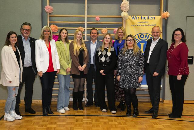 Die Projektgruppe mit den Ehrengästen