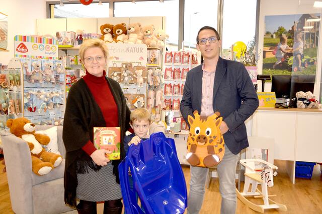 Alexandra Lueger vom Babyland Hartberg und Alexander Krausler, RegionalMedien Hartberg-Fürstenfeld freuen sich auf zahlreiche Einsendungen.