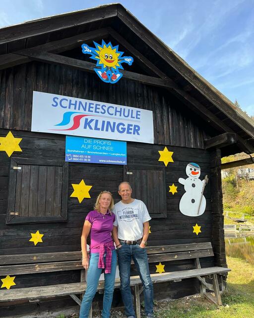 Tanja und Gernot Klinger vor der Skischulhütte am Salzstiegl. Jetzt fehlt nur noch der Schnee. | Foto: Schneeschule