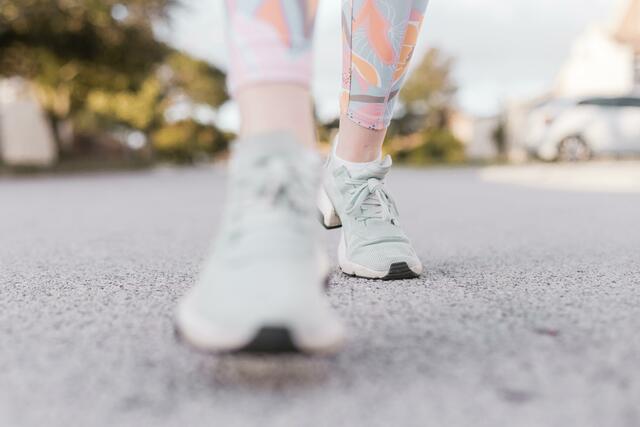 Spazieren gehen hält jung und fit. | Foto:  Sincerely Media/Unsplash