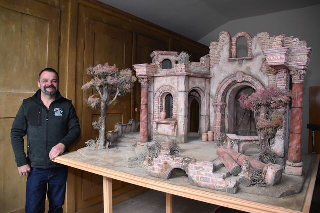 1,80 x 1,35 m misst das Werk, das ab 17. Dezember im linken Seitenaltar der Wallfahrtskirche Maria Waldrast zu sehen sein wird. | Foto: Kainz