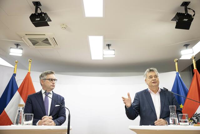 Das vorgestellte Modell zur Gewinnabschöpfung in der Energiebranche sieht eine Erlösobergrenze für Stromkonzerne sowie eine Übergewinnsteuer für fossile Unternehmen vor.  | Foto:  TOBIAS STEINMAURER / APA / picturedesk.com