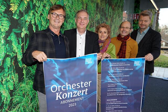 Bgm. Erwin Eggenreich, Kunsthaus-Leiter Johann König, Veranstaltungsmanagerin Angela Kahr, 1. VBgm. Oswin Donnerer und Musikschul-Direktor Josef Bratl (v.l.) freuen sich, 2023 ein hochkarätiges Orchesterkonzert-Abo anbieten zu können.  | Foto: Stadtgemeinde Weiz