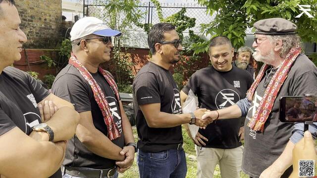 Frizzey bedankt sich beim Ärzteteam, nachdem sie krankheitsbedingt, spontan seine Verteilung an die Schwerstbetroffenen übernommen haben. | Foto: Frizzey Light