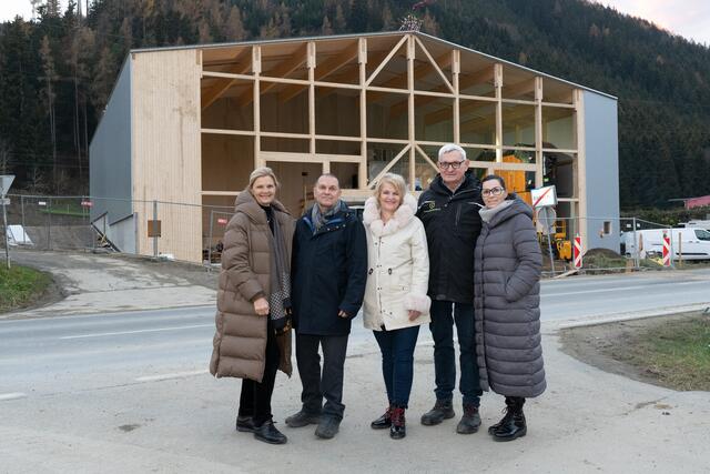 1. Vizebürgermeisterin Andrea Winkelmeier mit den Geschäftsführern der Brucker Biofernwärme Hannes Merl und Leo Riebenbauer, der 2. Vizebürgermeisterin Susanne Kaltenegger und Landtagsabgeordnete Cornelia Izzo bei der Gleichenfeier des neuen Fernheizkraftwerks. | Foto: Stadt Bruck/Maili