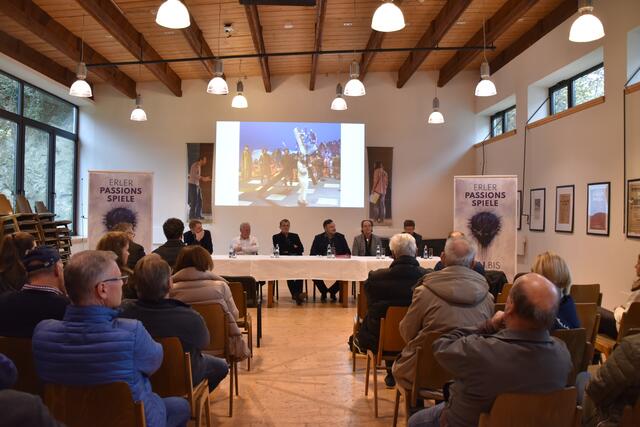 Das künstlerische „Triumvirat" gab nun bei einer öffentlichen Präsentation in Erl am Freitag, den 25. November erste Einblicke in die Passionsspiele 2025.
 | Foto: Barbara Fluckinger