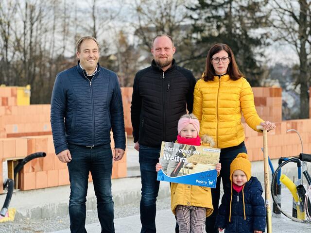 Bürgermeister Patrick Layr, Dominik Hersch und Sabine Prinz bei der Übergabe des Weitraer "Baupakets". | Foto: Stadtgemeinde Weitra