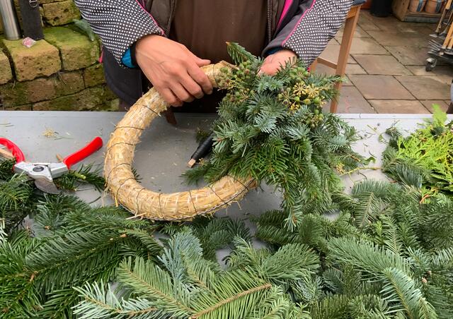 Tratiotionelle Bindetechnik mit Draht. | Foto: Alexandra Schaljo