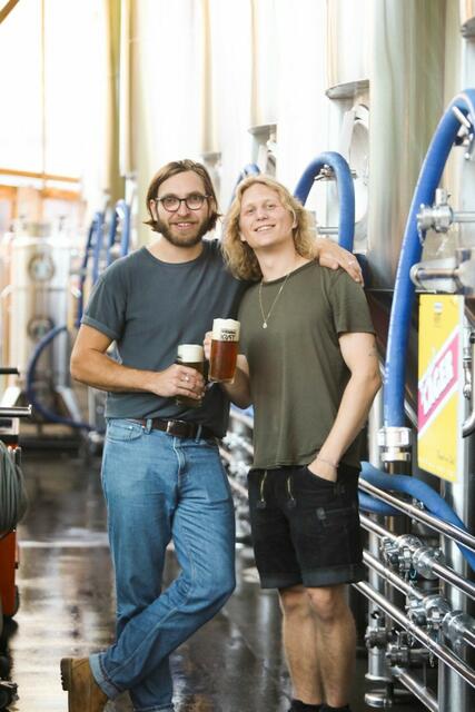 Ausgeschenkt wird Helles, Zwickel und Hefeweizen, so Anton Borkmann (l.) und Felix Bollen. | Foto: Vienna Kraft