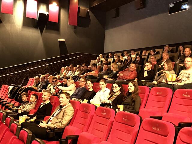Ein gemeinsamer Filmabend: Unternehmen haben mit ihren Lehrlingen die Movie Night im Dieselkino Gleisdorf besucht. | Foto: RegionalMedien_Engelmann