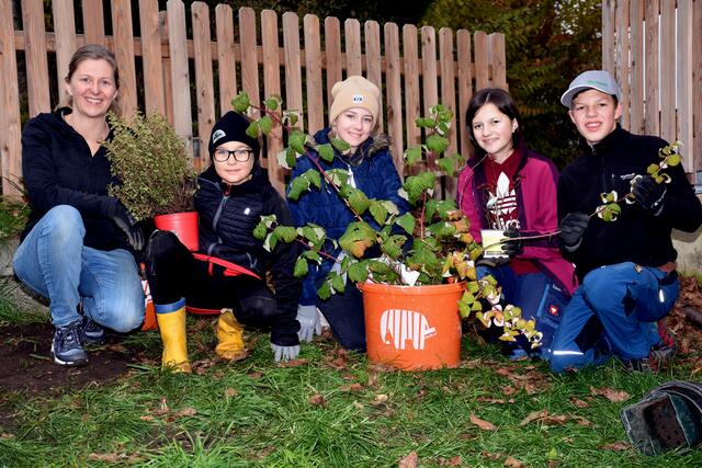 Die Gesunde Gemeinde Pabneukirchen pflanzte mit Schülern der MS Pabneukirchen, BU-Schwerpunkt mit Lehrerin Jennifer Böhm, und der Gemeinde einen Naschgarten.  Links: Tanja Stingeder. | Foto: Zinterhof