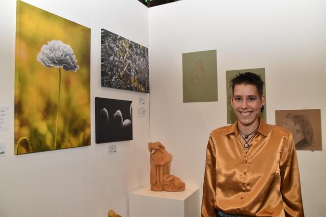 Künstlerin Nicole Nußbaumer mit ihren Skulpturen und Bildern. | Foto: Kendlbacher