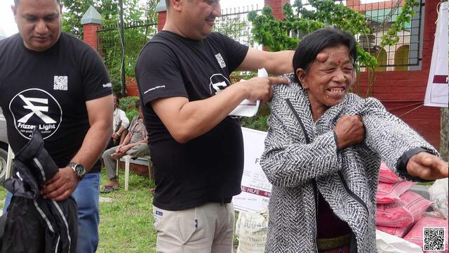 Das Ärzteteam übernahm die Verteilung von Frizzey Light:  Spenden, Hilfsgüter, Essenpakete etc. | Foto: Frizzey Light