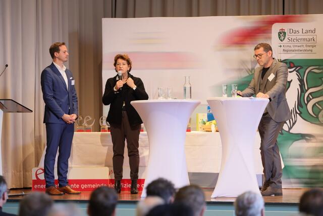 Bürgermeister Johannes Wagner (l.) begrüßt die Landesrätin Ursula Lackner in Frohnleiten, wo die zweite Klimaschutz-Gemeindekonferenz stattfand. | Foto: Land Steiermark/Martin Meieregger