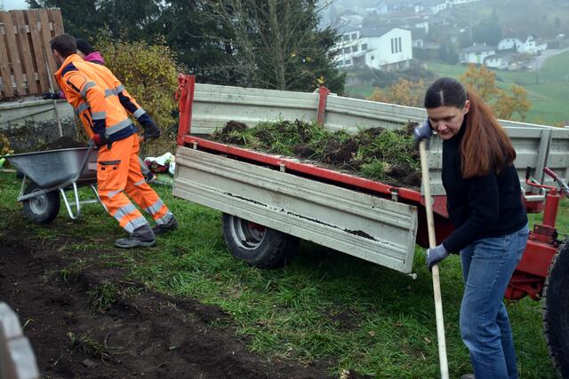 Die Gesunde Gemeinde Pabneukirchen pflanzte mit Schülern der MS Pabneukirchen, BU-Schwerpunkt mit Lehrerin Jennifer Böhm, und der Gemeinde einen Naschgarten.  | Foto: Zinterhof