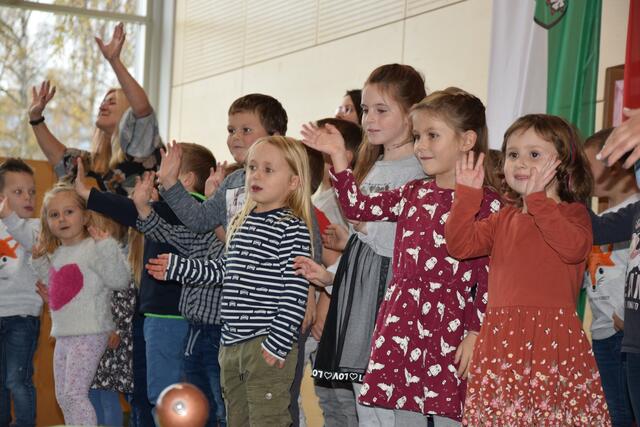 Die Schützlinge aus dem Kindergarten durften eröffnen. | Foto: Schindler, Verderber