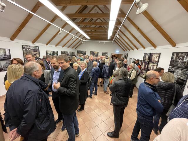 Riesiges Interesse bei der Vernissage des Fotokünstlers Walter Hausleitner. | Foto: RegionalMedien Steiermark/Hofmüller