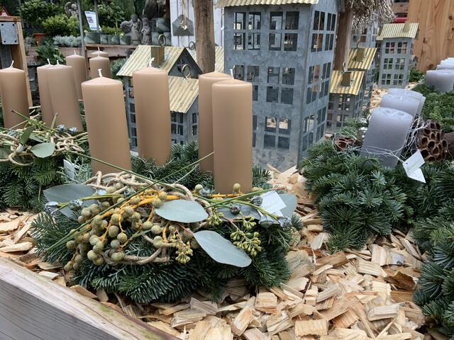 Adventkranz in Naturtönen gebunden von der Gärtnerei Sandner. | Foto: Alexandra Schaljo