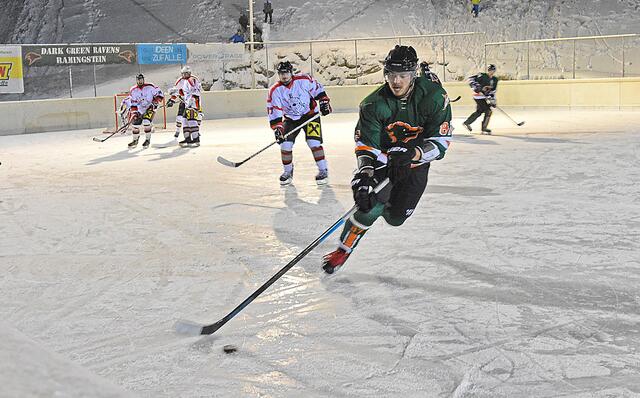 Die Dark Green Ravens (in Grün) sind hier zu sehen im Jänner 2019, als sie daheim in Ramingstein gegen den EHC Unken einen 9:2-Kantersieg einfuhren. | Foto: Peter J. Wieland
