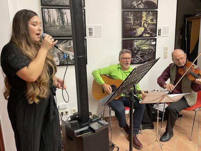 Die Sängerin Siena Schneider, welche von Robert Pretterhofer an der Gitarre und Oswin Donnerer an der Violine begleitet wurde, sorgten für die Musik. | Foto: RegionalMedien Steiermark/Hofmüller