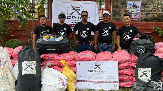 Hilfsgüter der Frizzey Light Organisation - mehrere LKWs. | Foto: Frizzey Light