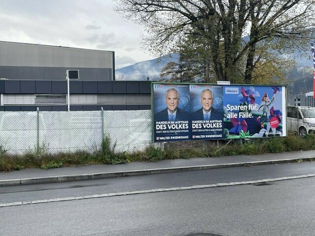 Vereinzelt sind in Innsbruck Erinnerungen an alte Wahlkämpfe auch jetzt noch zu sehen, sie könnten demnächst neuen Wahlkampfmotiven weichen. | Foto: BezirksBlätter Innsbruck