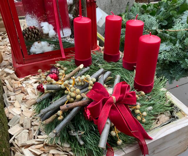 Adventkranz in traditionellem Rot von der Gärtnerei Sandner | Foto: Alexandra Schaljo
