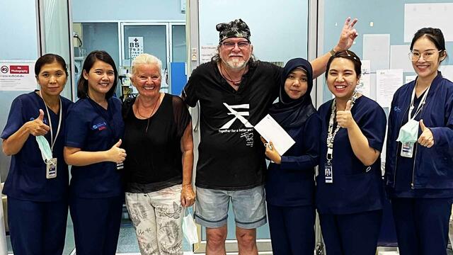 FLUGTAUGLICH - das Ärzteteam übergibt nach Untersuchung das Zertifikat. | Foto: Frizzey Light