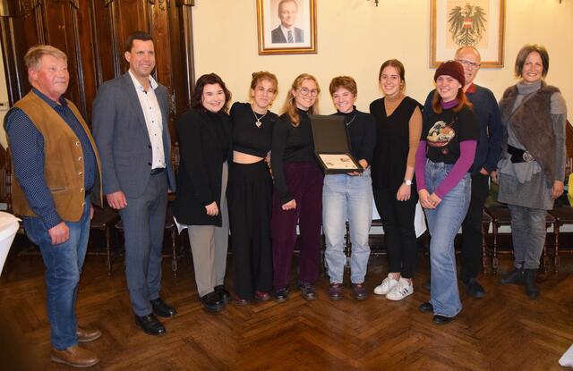 Die zur Verleihung gekommenen Schülerinnen Laura Larsson, Alma Nußbaumer, Sophia Aitzetmüller, Fiona Gaigg, Mirjam Wirth und Chiara Sallinger aus der 8A-Klasse des BG/BRG Gmunden – repräsentieren mehr als 20 Mitwirkende an zuletzt vier KUP-Projekten. Hier werden sie von (v. l.) Sozialausschuss-Obmann Peter Trieb, Bürgermeister Stefan Krapf und (v. r.) von ihrer Professorin Silvia Plasser und ihrem Professor Franz Mittendorfer flankiert. | Foto: Stadtgemeinde Gmunden