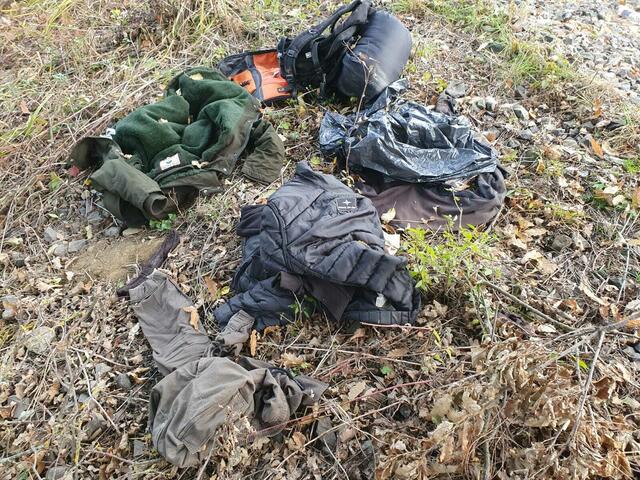 Kleidungsstücke, Rucksäcke usw. lassen die Flüchtlinge einfach liegen. | Foto: Gemeinde Schandorf