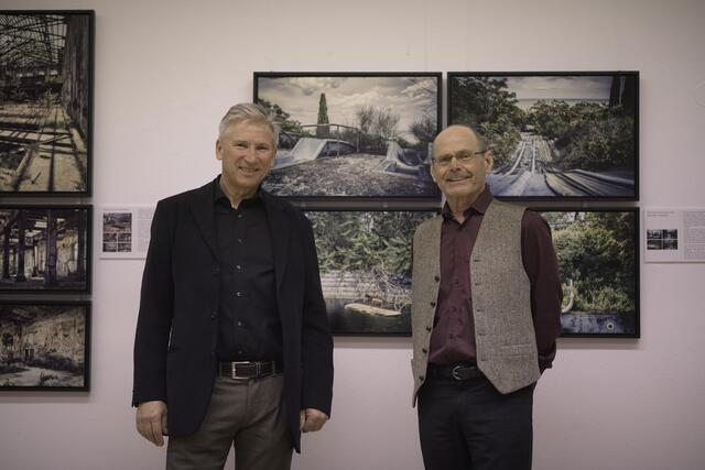 Der Birkfelder Fotokünstler Walter Hausleitner (l.) und Oswin Donnerer bei der Vernissage von "Revisited" in der Weberhaus Galerie Weiz. | Foto: Petr Rosmann