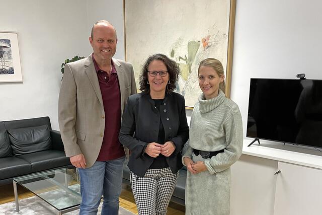 Landesrätin Daniela Gutschi empfing das Führungsduo der Naturfreunde, Vorsitzende Sophia Burtscher (r.) und GF Helmut Schwarzenberger, zu einem Arbeitsgespräch. | Foto: LMZ